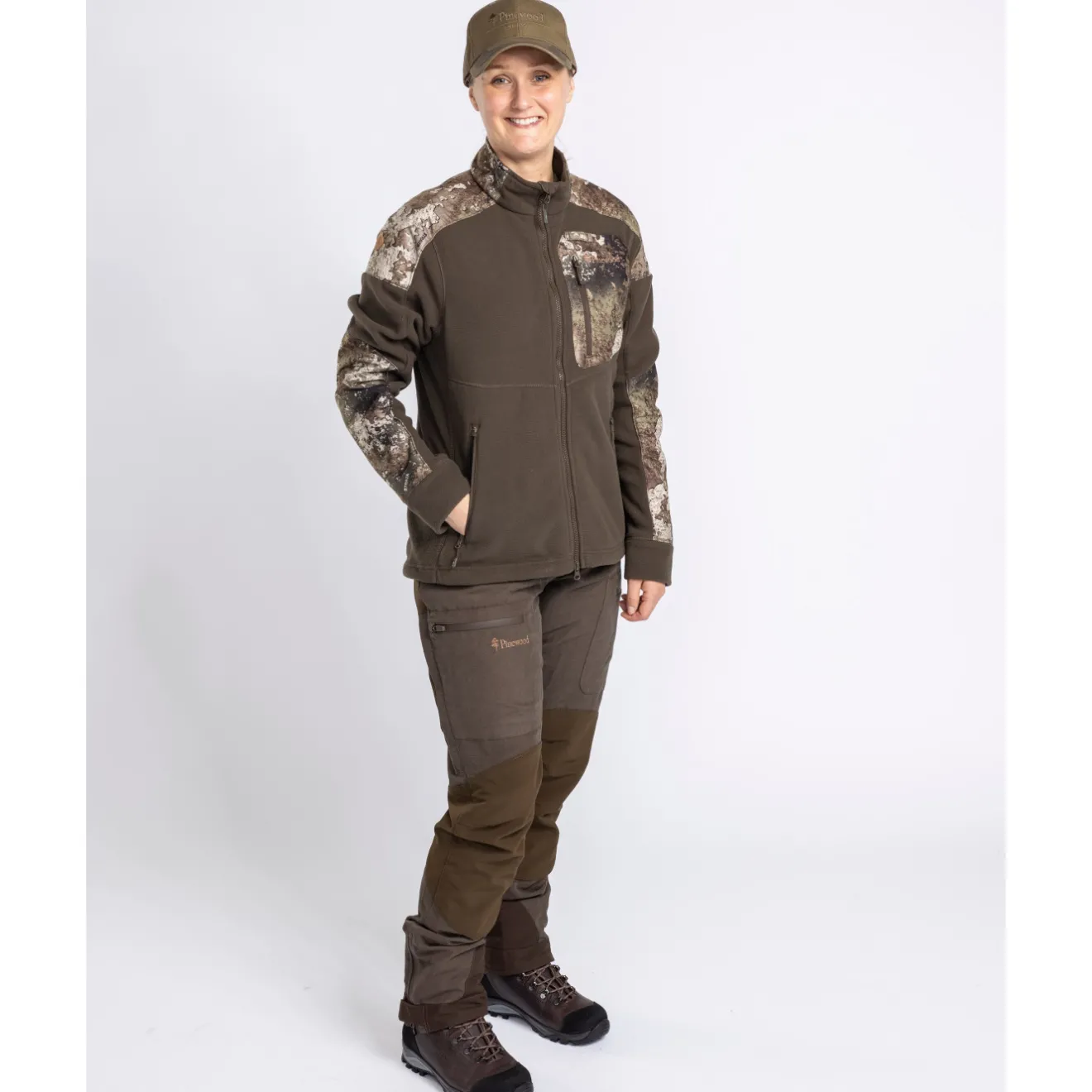 kurtka_polarowa_damska_pi_4.webp Pinewood Bluzy, Bluzy Polarowe | Bluzy Polarowe | Kurtka polarowa damska ® SMALAND HUNTERS CAMOU 3619 (268)