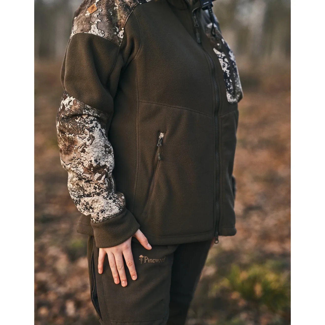 kurtka_polarowa_damska_pi_7.webp Pinewood Bluzy, Bluzy Polarowe | Bluzy Polarowe | Kurtka polarowa damska ® SMALAND HUNTERS CAMOU 3619 (268)
