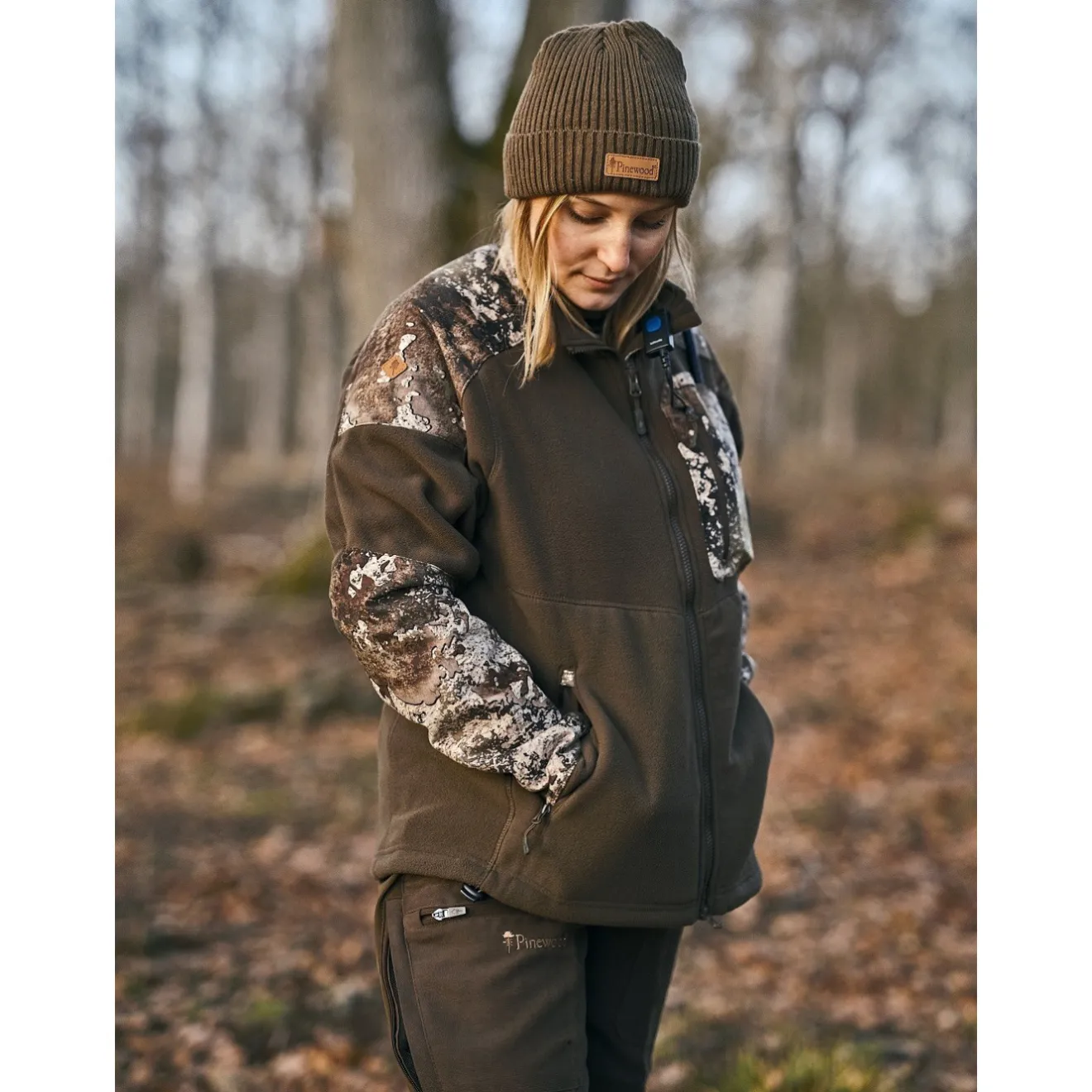 kurtka_polarowa_damska_pi_8.webp Pinewood Bluzy, Bluzy Polarowe | Bluzy Polarowe | Kurtka polarowa damska ® SMALAND HUNTERS CAMOU 3619 (268)