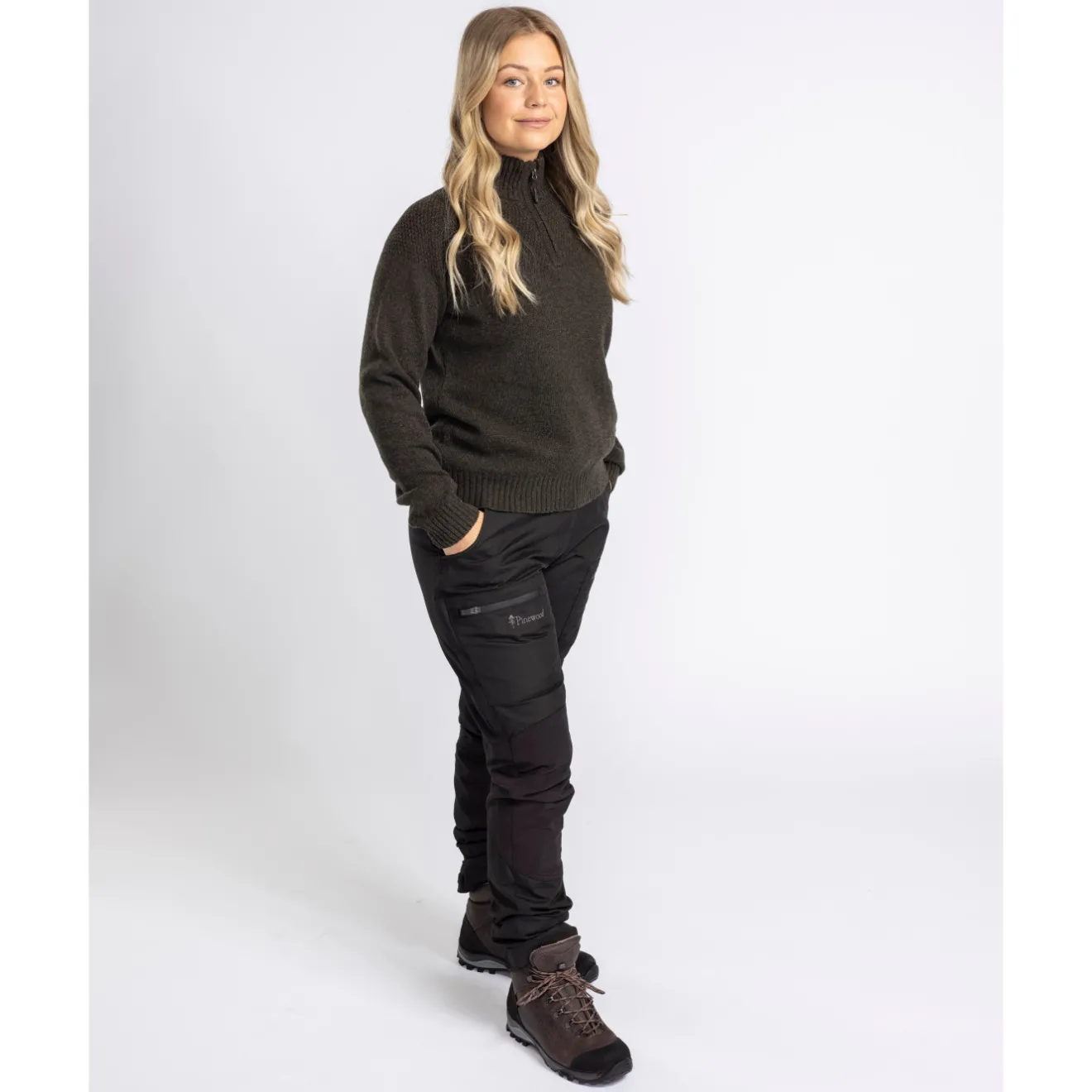 sweter_damski_pinewood_va_4.webp Damskie Pinewood Swetry Damskie | Swetry Myśliwskie | Sweter damski ® Varnamo T-Neck 3106