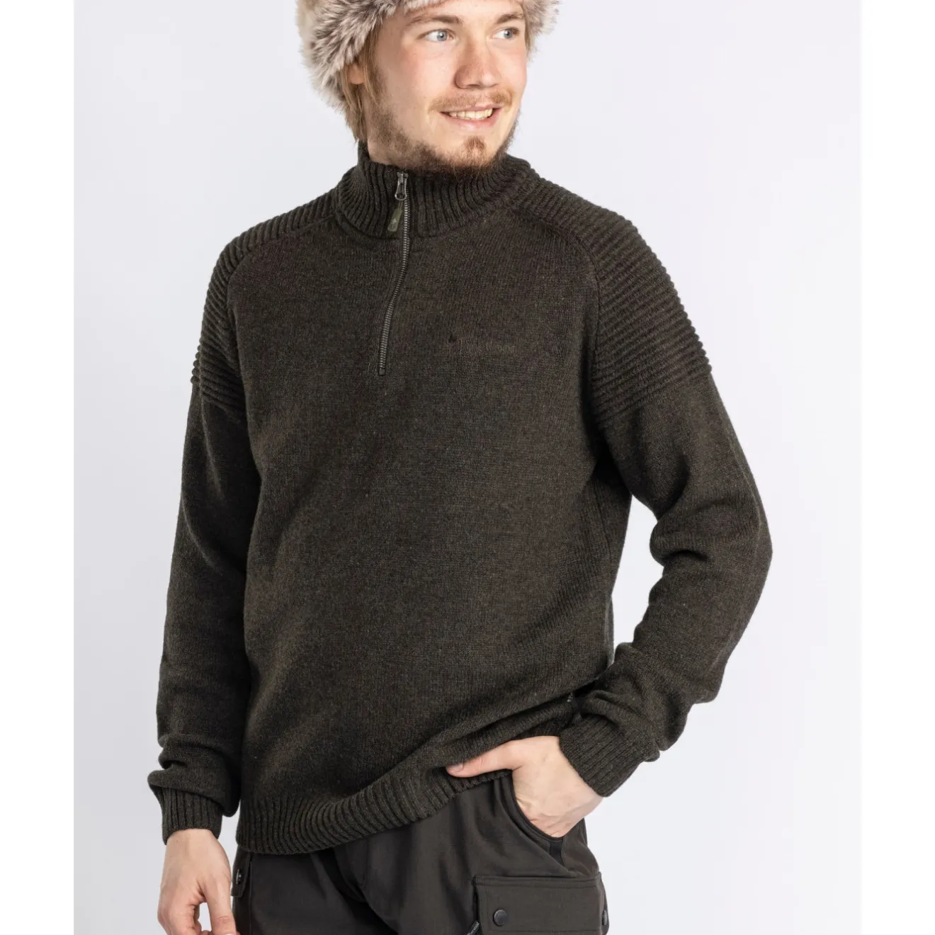 sweter_mski_pinewood_varn_5.webp Pinewood Swetry | Swetry Myśliwskie | Sweter męski Varnamo T-Neck 5106