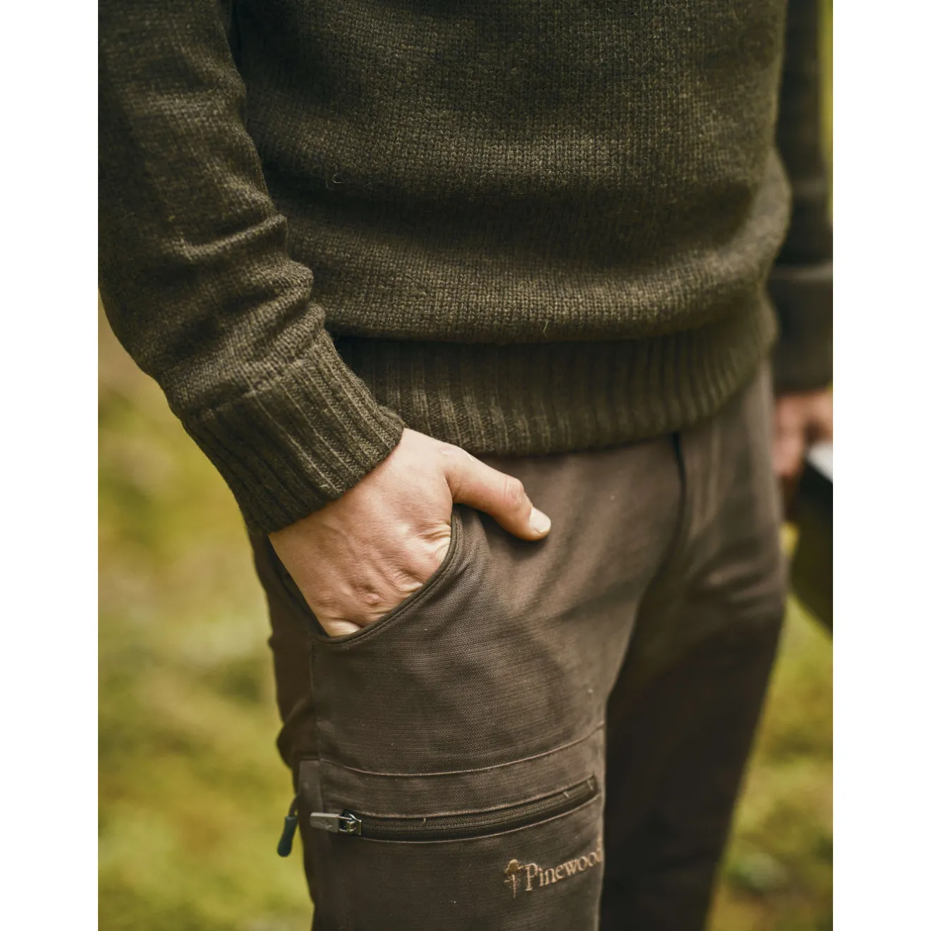 sweter_mski_z_membran_pin_4.webp Pinewood Swetry | Swetry Myśliwskie | Sweter męski z membraną ® HURRICANE 9648 (142)